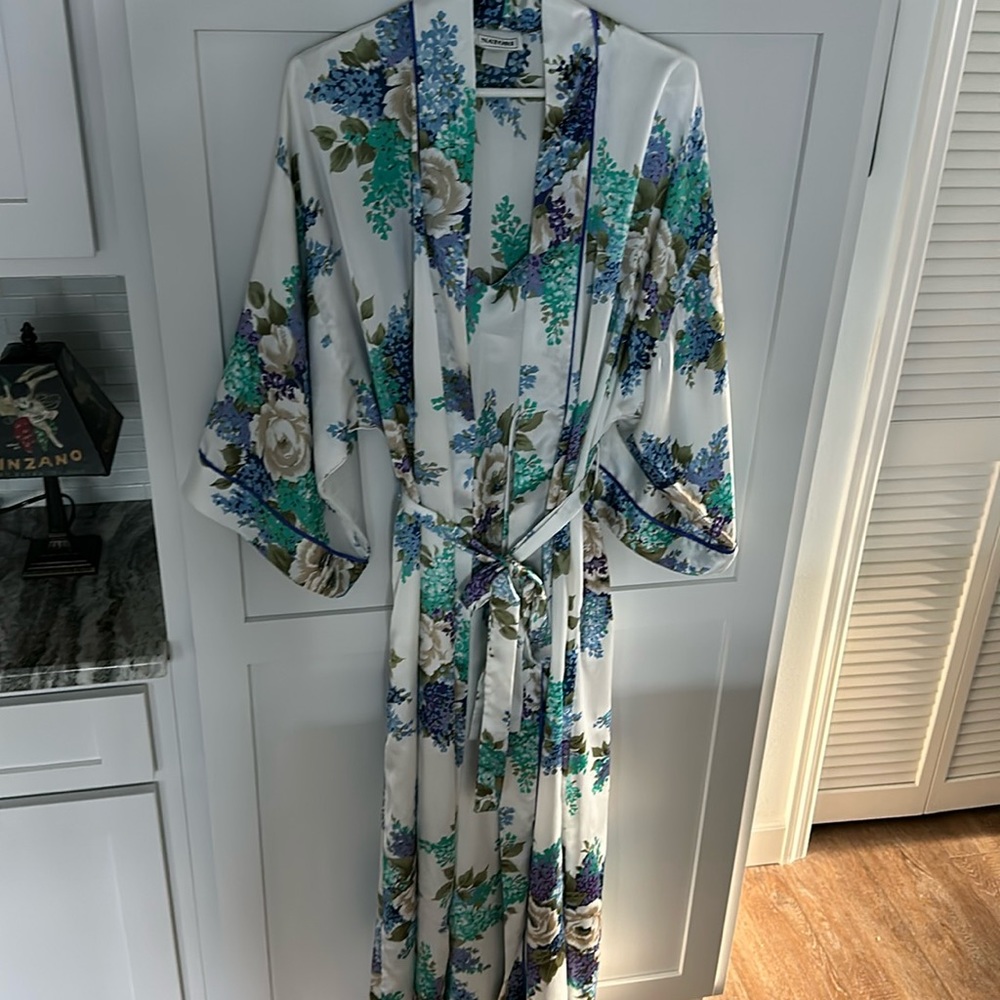 Natori long nightgown and matching robe Small